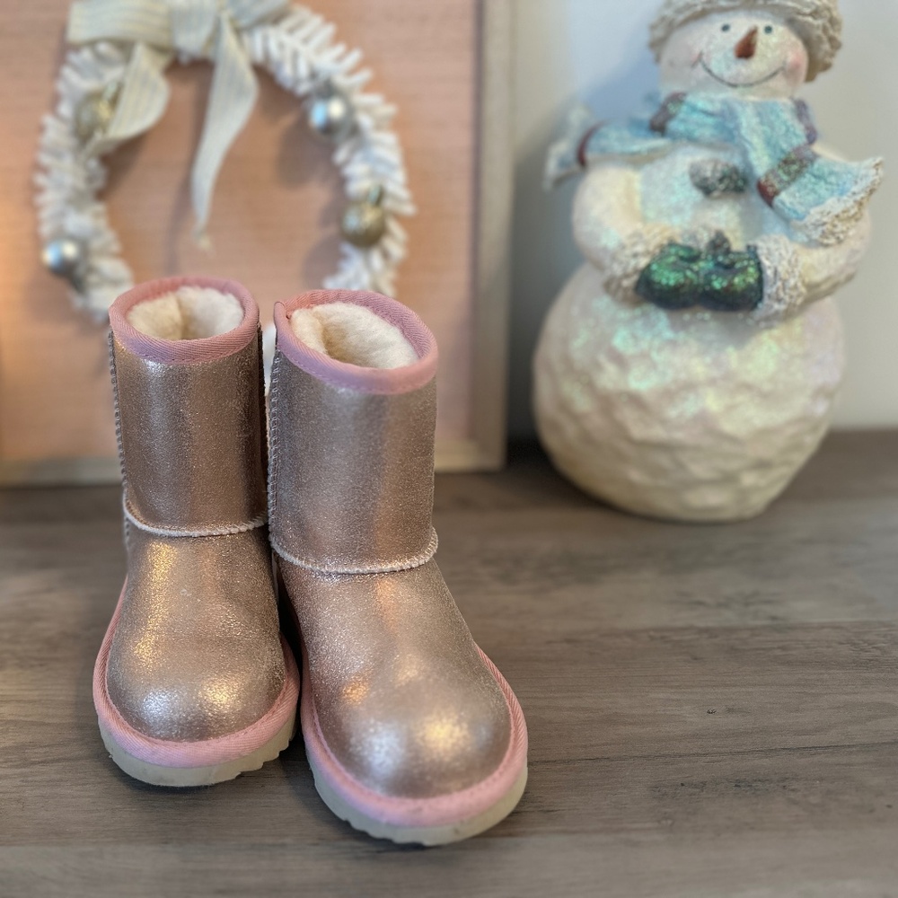 UGG Kids | Classic II Metallic Glitter in Rose Gold